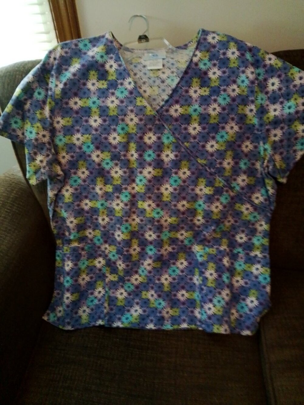 Women Scrubs Brand Scrub top XL flowers